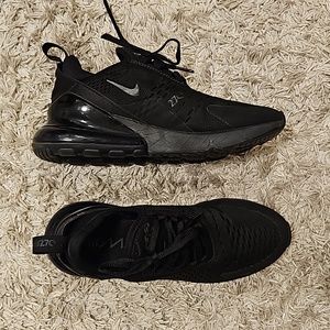 (7.5) Nike Air Max 270